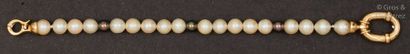 null Bracelet de perles de culture blanches, alterné de perles grises, le fermoir...