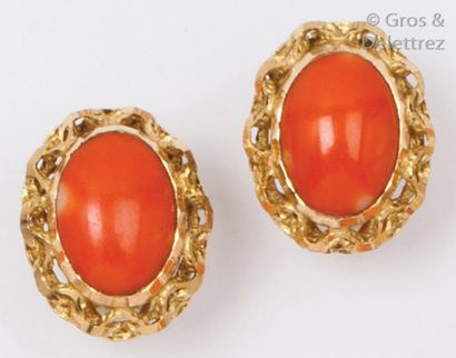 null Paire de clips d’oreilles en or jaune ornée d’un cabochon de corail dans un...