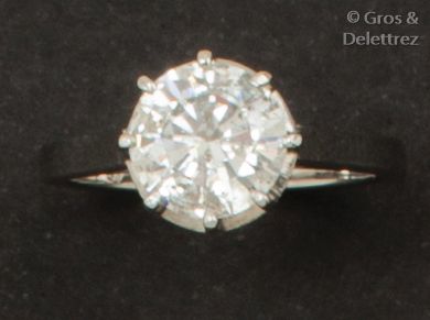 null Bague «Solitaire» en platine ornée d’un diamant taillé en brillant calibrant...