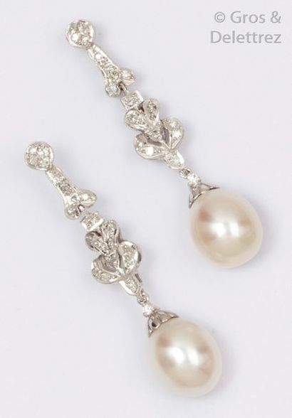 null Paire de pendants d’oreilles en or gris à décor de fleurs sertis de diamants...