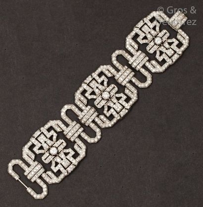 null Important bracelet articulé en or gris ajouré à motifs géométriques entièrement...