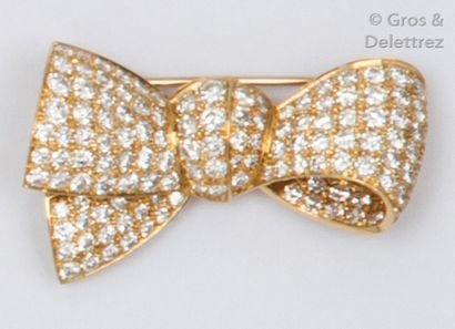 null Broche «?Nœud?» en or jaune entièrement serti de diamants taillés en brillant....
