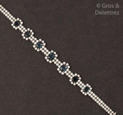 null Bracelet en or gris entièrement serti de diamants taillés en brillant et orné...