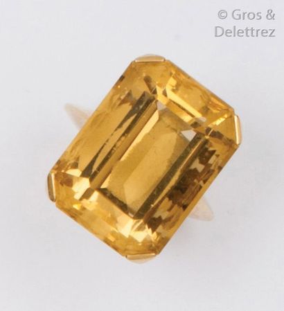 null Bague en or jaune ornée d’une citrine rectangulaire. Vers 1970. Tour de doigt?:...