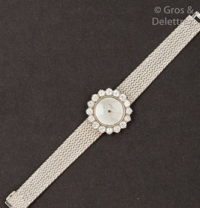 VACHERON CONSTANTIN Bracelet-montre de dame en or gris, cadran argent, la lunette...
