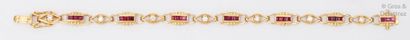 null Bracelet articulé en or jaune à motifs ajourés de diamants ronds taille brillant...
