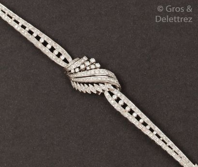 null Bracelet articulé en or gris ajouré entièrement serti de diamants taillés en...