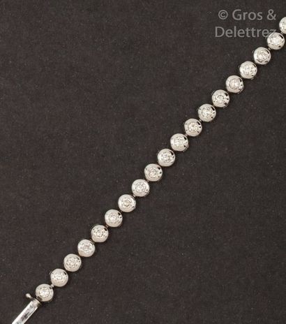 null Bracelet ligne en or gris orné de diamants en serti clos. Poids des diamants?:...