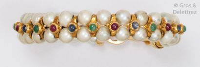 null Bracelet souple ouvrant en or jaune orné de deux rangs de perles de culture...