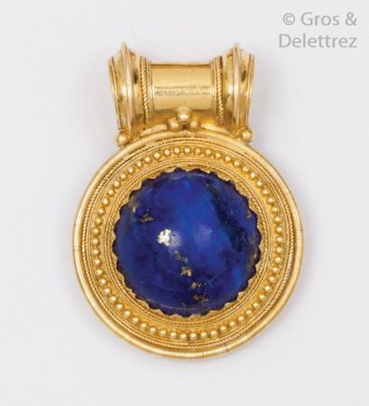 null Pendentif en or jaune ciselé à décor perlé orné d’un cabochon de lapis-lazuli,...