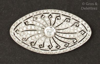 null Broche en or gris ajouré à motif rayonnant ornée d’un diamant de taille ancienne...