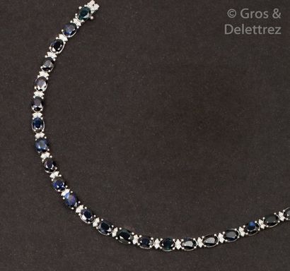 null Bracelet ligne en or gris orné de saphirs ovales alternés de diamants taillés...