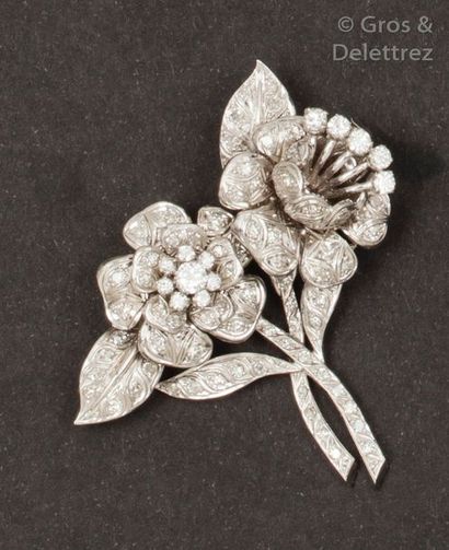 null Broche «?Fleur?» en or gris et platine à motif de deux fleurs entièrement pavées...