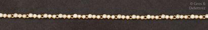 null Bracelet ligne en or jaune entièrement serti de diamants taillés en brillant....