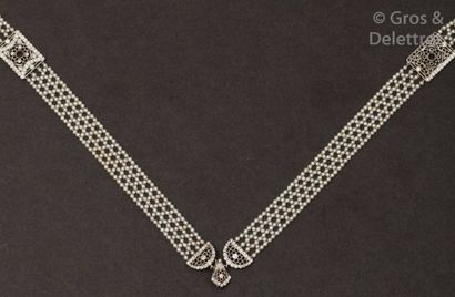 null Collier de perles fines tressé, orné de trois motifs en or gris à décor géométrique...