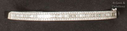 null Bracelet rigide ouvrant en or gris orné d’une ligne des diamants baguette épaulée...
