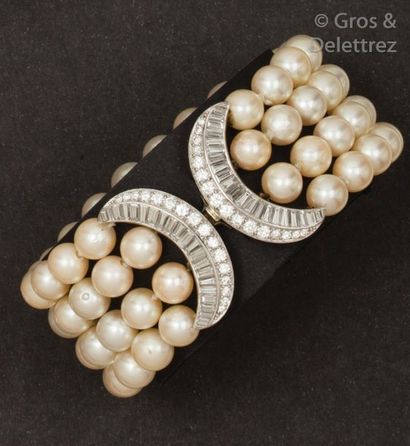 null 2131*Bracelet à quatre rangs de perles, le fermoir en platine à motif de deux...