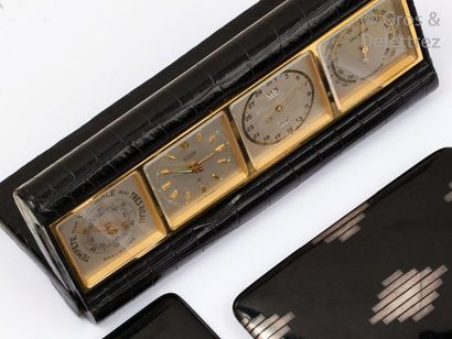HERMES Paris Pendulette de bureau en métal doré, 4 cadrans carrés avec calendrier,...