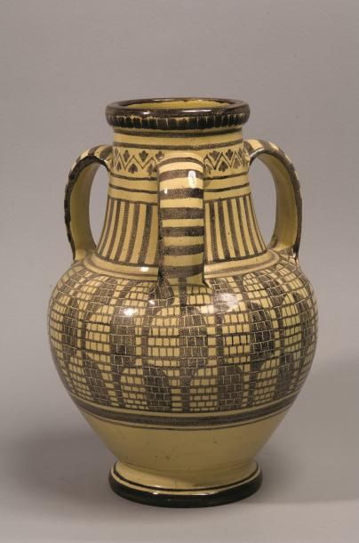 null Vase à trois anses en faïence peinte en grisaille beige et brun, décoré de lignes...