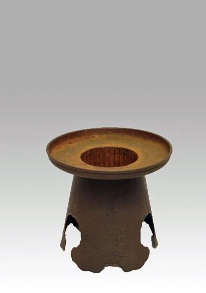 USUBATA Vase pour Ikebana En fonte.Epoque MEIJI Diam. 23 cm ; Haut. 21 cm