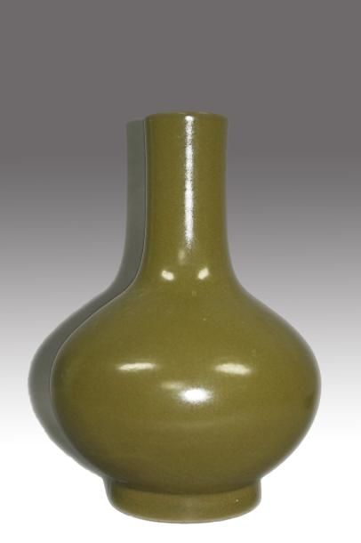 Vase pansu en céramique à glaçure verte olive.Travail...