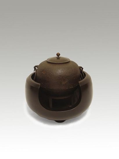CHAGAMA Bouilloire Fonte et bronze pour la cérémonie du thé.Epoque MEIJI Diam. Bouilloire:...