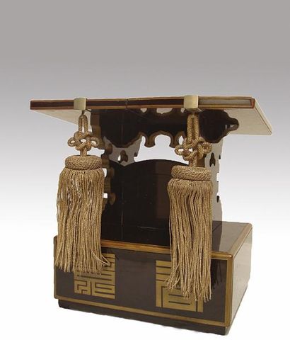 KENDAI Pupitre de temple Avec un tiroir en bois d'Hinoki laqué.Epoque MEIJI.48 x...
