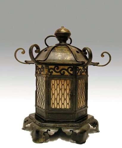 TSURI TORO Lanterne de temple Cuivre doré, exécutée, datée 1723 et signée par l'artiste...