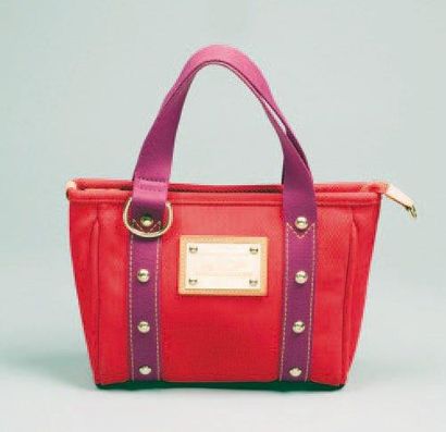Louis VUITTON Petit sac cabas «Antigua» en toile rouge, application de sangles violettes...