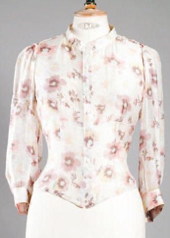 Louis VUITTON Lot comprenant une blouse en mousseline de soie imprimée à motif florale...