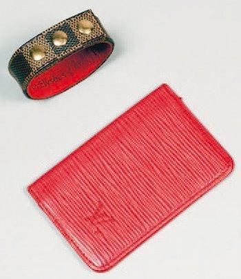 Louis VUITTON Lot comprenant un porte carte en cuir épi rouge et un bracelet de force...