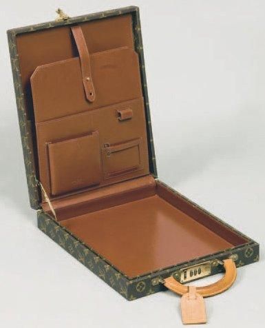 Louis VUITTON «Attaché-case haut» en toile monogram, fermeture en laiton doré à code,...