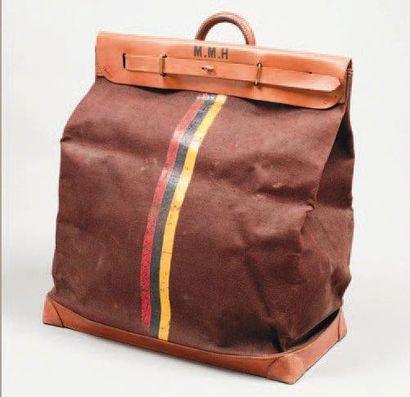 Louis VUITTON, Champs-Elysées «Steamer bag» en toile marron et cuir naturel, chiffré...