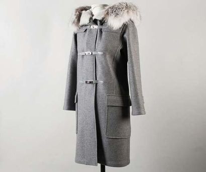 HERMES Paris Made in France Duffle coat en cachemire gris, boutonnage par pattes...