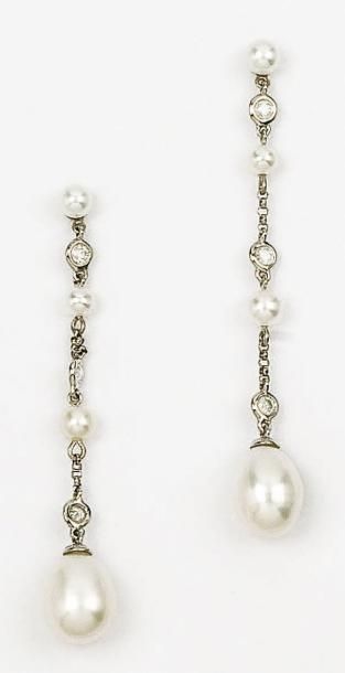 null Paire de pendants d'oreilles en or gris ornés de perles de culture et diamants...