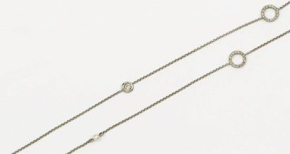 null Longue chaîne en or gris ornée de diamants, perles et de motifs ronds sertis...