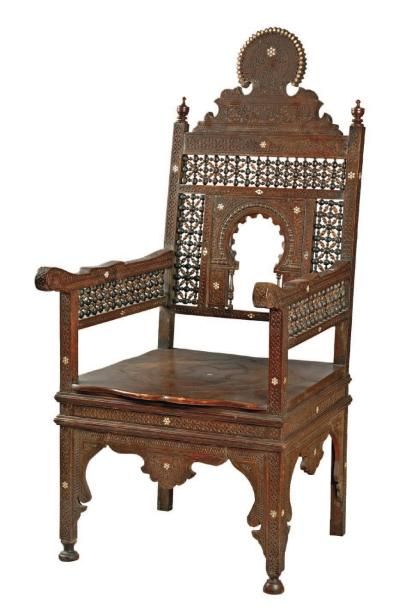 null Important fauteuil en bois sculpté et incrusté de rosettes étoilées de nacre,...