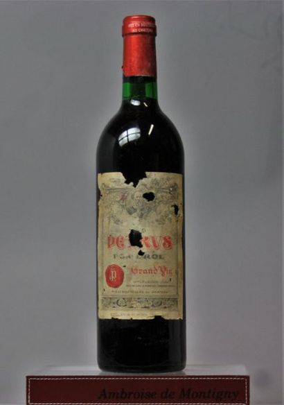 null 1 bouteille PETRUS 1979 

Etiquette abimée, mais lisible, niveau bas goulot...