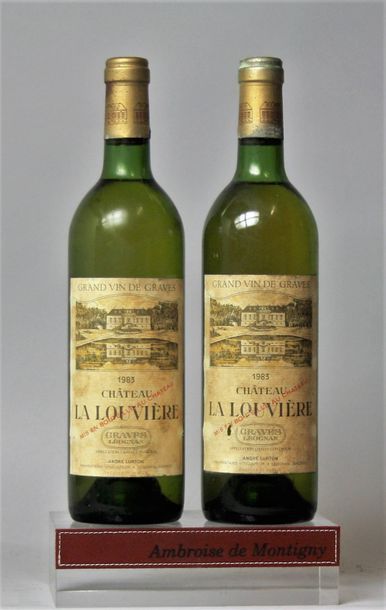 null 2 bouteilles CHÂTEAU LA LOUVIERE - Pessac Léognan Blanc 1983 

Etiquettes légèrement...