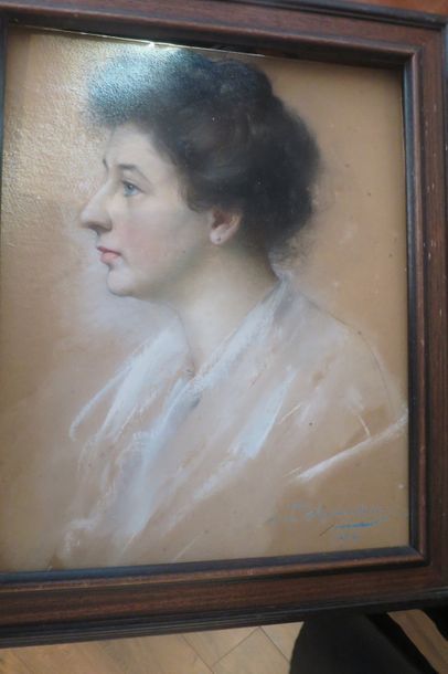 Léon Hornecker (Strasbourg 1864 - Paris 1924) Profil de jeune femme de profil aux...