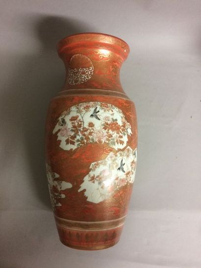 null JAPON – Vase en porcelaine à fond rouge à décor d’hirondelles, dans des cartouches...