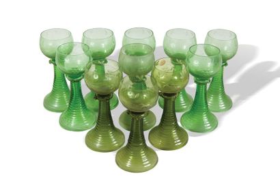 null Onze verres "Römer" en verre vert taillé et gravé de pampres, les pieds annelés...