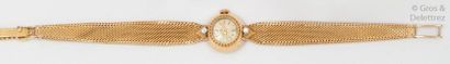 ESKA Bracelet-montre de dame en or jaune, les attaches serties de diamants taillés...