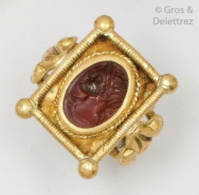 null Bague en or jaune ornée d’une intaille Romaine sur cornaline représentant un...