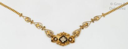 null Collier en or jaune finement ciselé et sculpté de rinceaux orné de diamants...