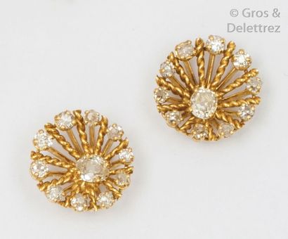 null Paire de boucles d’oreilles « Fleur » en or jaune ornées de motifs de torsades...