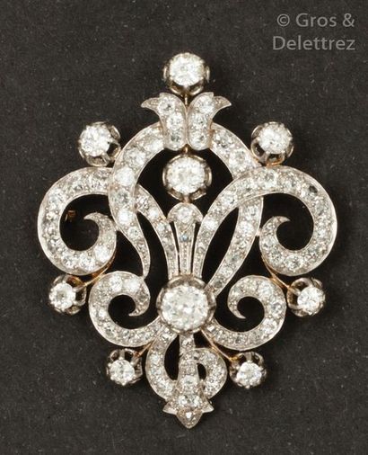 null Broche « Volute » en or jaune et or gris entièrement sertie de diamants taillés...