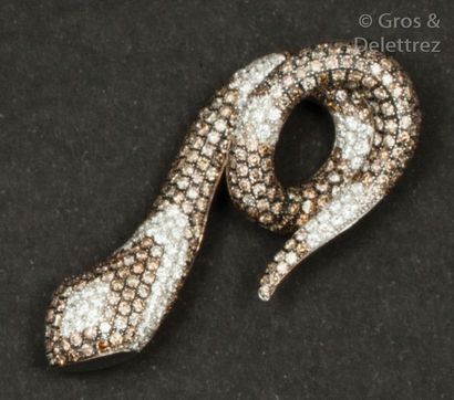 null Pendentif « Serpent » en or gris intégralement pavé de diamants blancs et cognac...