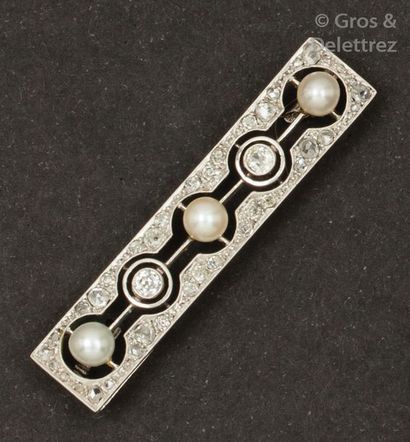 null Broche rectangulaire ajourée ornée de trois perles alternées de diamants taillés...