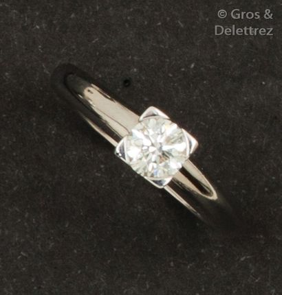 null Bague solitaire en or gris ornée d’un diamant taillé en brillant calibrant 0,45carat...